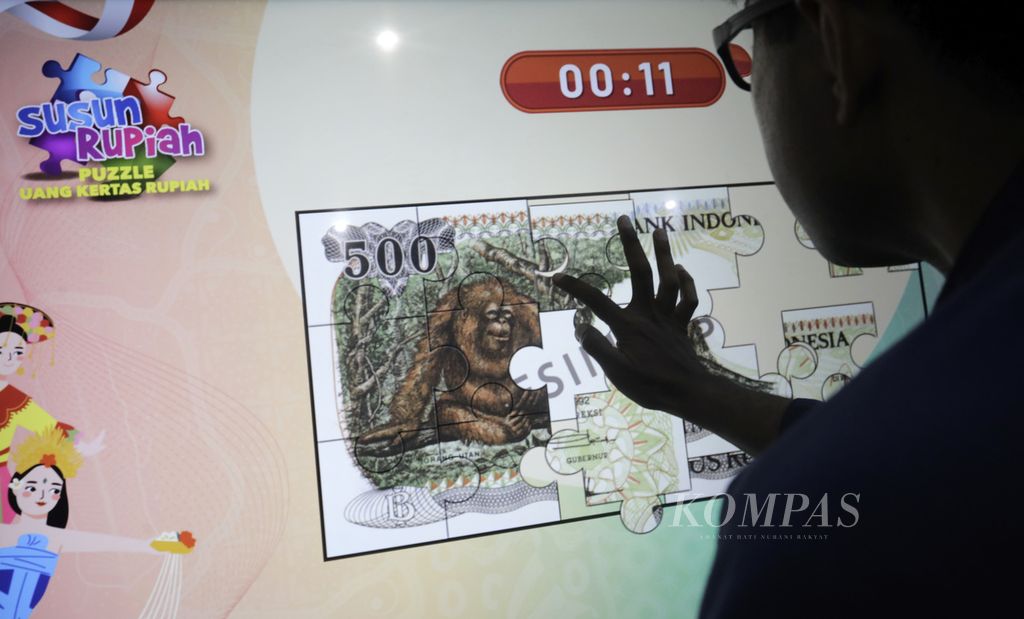 Foto ilustrasi. Pengunjung menikmati permainan <i>puzzle </i>menyusun uang kertas rupiah di stan Bank Indonesia dalam Festival Ekonomi Keuangan Digital dan Karya Kreatif Indonesia 2024 di Jakarta Convention Center, Jakarta, Kamis (1/8/2024). 