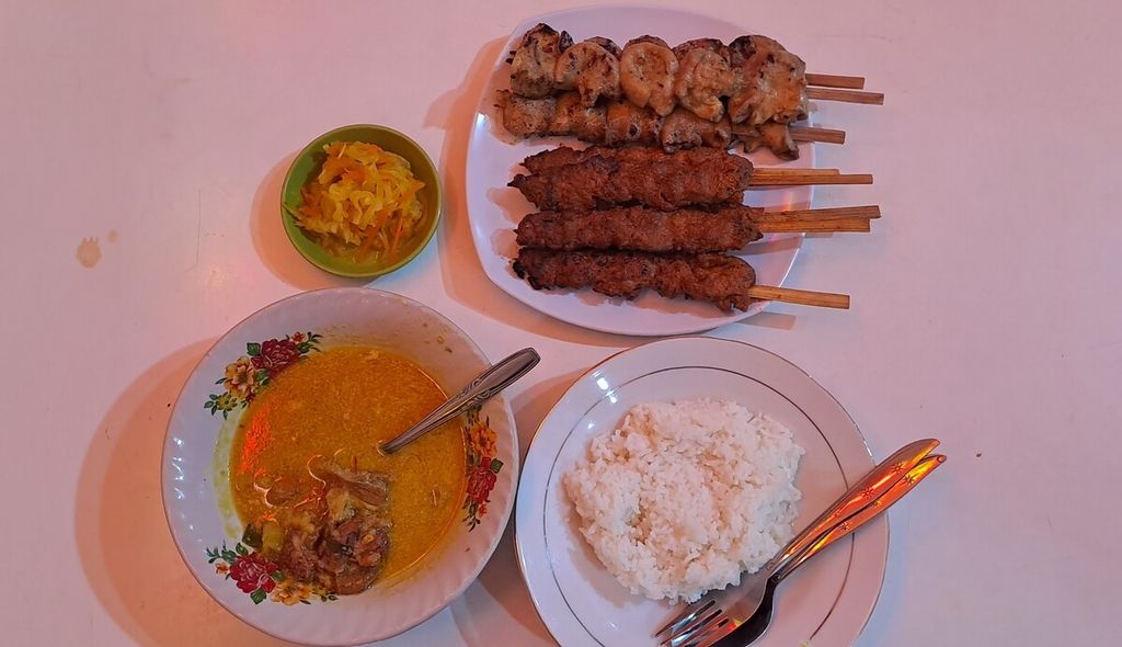 Warung Lama H Ridwan berdiri hampir 11 dekade di lokasi Pasar Besar Malang, Jawa Timur. Sejak awal mempertahankan menu nasi rawon, nasi gule, dan sate komoh, yang semuanya berbahan dasar daging sapi.