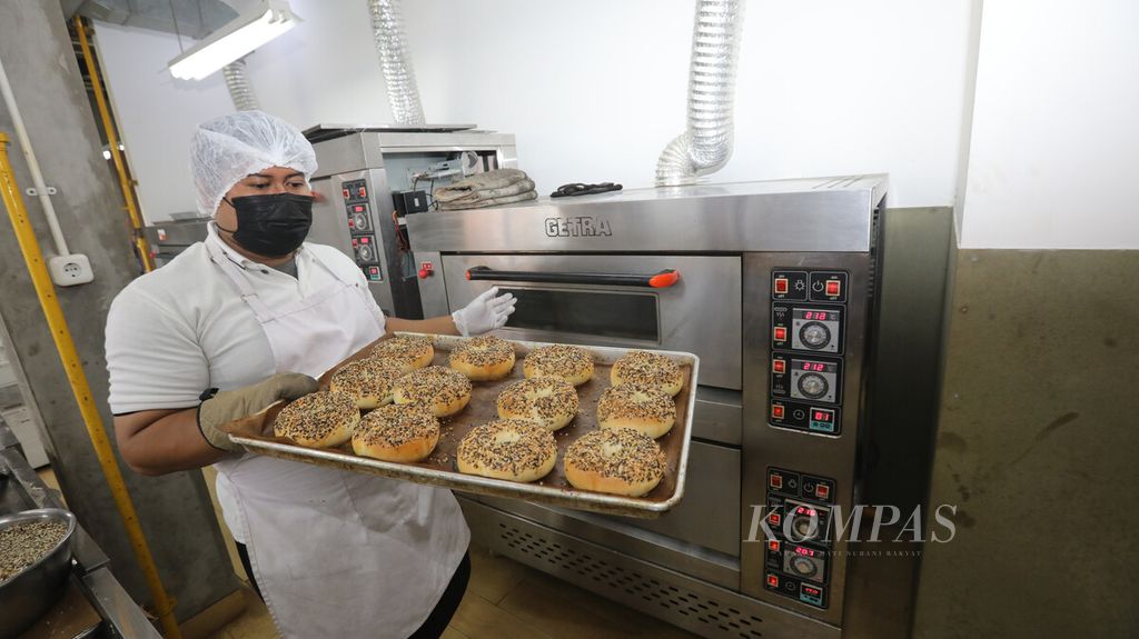 https://assetd.kompas.id/EatoOaq7I6KI7jPTSlZ8ftbKY40=/1024x575/filters:watermark(https://cdn-content.kompas.id/umum/kompas_main_logo.png,-16p,-13p,0)/https%3A%2F%2Fkompas.id%2Fwp-content%2Fuploads%2F2021%2F09%2Fd4dccf6c-6dc2-4e90-9dee-bb9310b3397d_jpg.jpg
