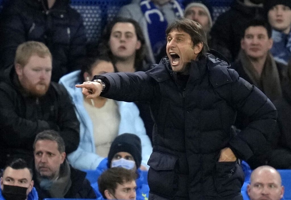 Pelatih Tottenham Hotspur Antonio Conte memberi instruksi kepada para pemainnya saat melawan Chelsea pada laga pertama semifinal Piala Liga Inggris, Rabu (5/1/2022). Chelsea menang 2-0 pada laga itu.