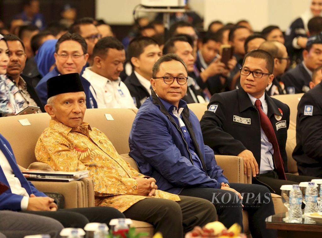 Ketua Dewan Kehormatan Partai Amanat Nasional (PAN) Amien Rais, Ketua Umum PAN Zulkifli Hasan, dan Ketua Umum Barisan Muda Penegak Amanat Nasional (BM PAN) Yandri Susanto (dari kiri ke kanan) hadir dalam acara pembukaan Kongres ke-V BM PAN di Jakarta, Sabtu (20/8/2016). BM PAN merupakan organisasi sayap PAN yang menampung aspirasi generasi muda yang menjadi kader PAN.