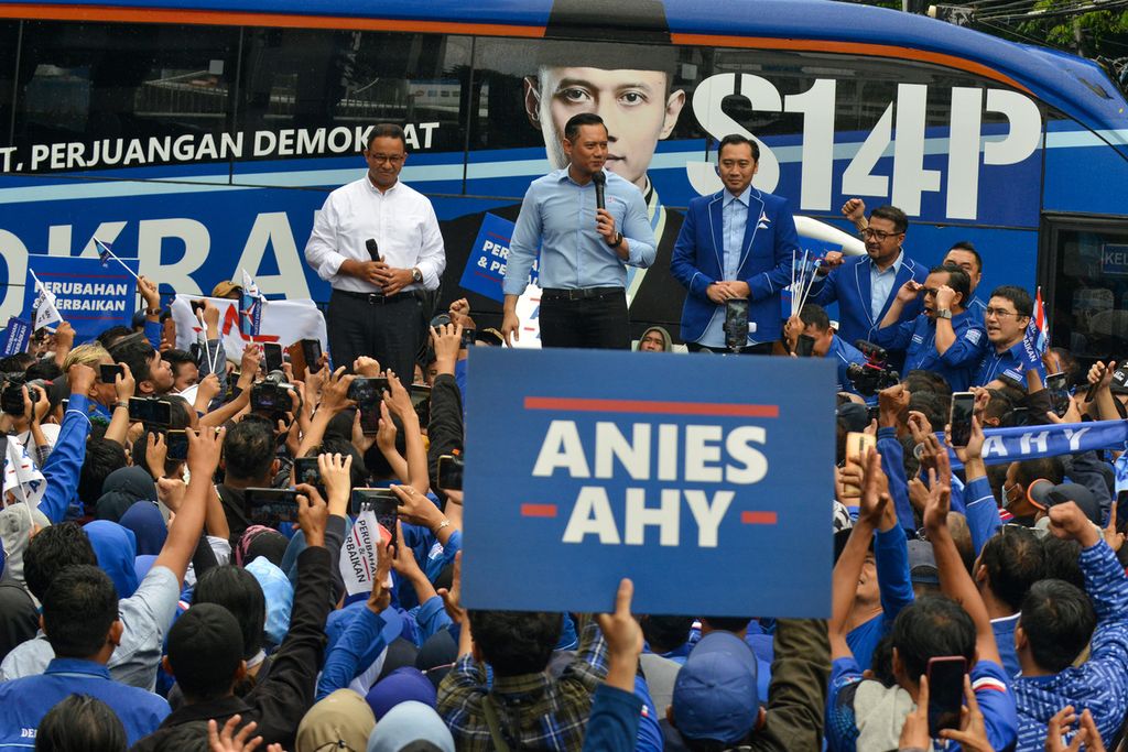 Bakal calon presiden Anies Baswedan (kiri) naik ke atas panggung bersama Ketua Umum Partai Demokrat Agus Harimurti Yudhoyono (kedua dari kiri) dan Edhie Baskoro Yudhoyono (ketiga dari kiri) di kantor DPP Partai Demokrat, Jakarta Pusat, Kamis (2/3/2023). 