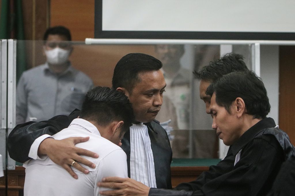 Tim kuasa hukum menenangkan Richard Eliezer setelah pembacaan tuntutan di Pengadilan Negeri Jakarta Selatan, Rabu (18/1/2023). Richard dituntut pidana penjara 12 tahun dalam perkara pembunuhan berencana terhadap Brigadir Nofriansyah Yosua Hutabarat.