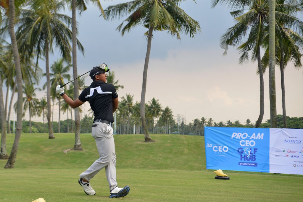 Pegolf profesional Naraajie Emerald memukul bola golf di Damai Indah Golf PIK Course, Jakarta Utara, Kamis (26/1/2023). Harian Kompas menggelar turnamen CEO Golf Hub sebagai rangkaian penutup Kompas100 CEO Forum ke-13 powered by East Ventures. Acara ini diikuti 22 pegolf profesional dan 98 pegolf amatir.