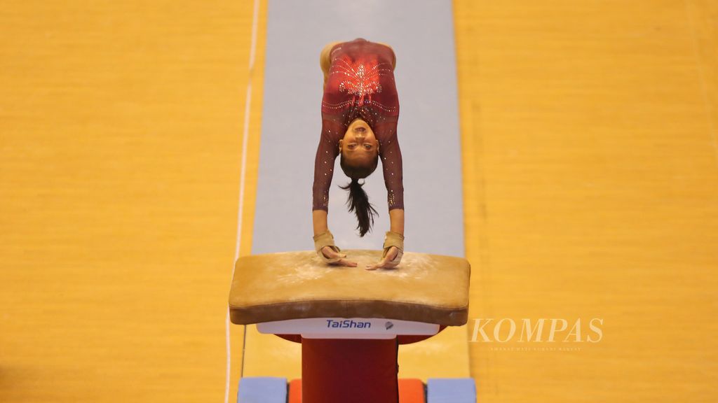 Aksi pesenam Indonesia, Ameera Rahma Janni Hariadi, ketika beraksi dalam nomor <i>all around</i> cabang senam SEA Games Vietnam di Quan Ngua Gymnasium, Hanoi, Vietnam, Sabtu (14/5/2022). Pesenam Indonesia lainnya, Rifda Irfana Lutfi, meraih medali emas dalam nomor ini dengan total perolehan nilai 49650. Pencapaian prestasi medali emas ini menjadi prestasi pertama kali diraihnya di nomor <i>all around </i>tersebut.