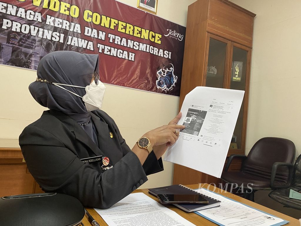 Kepala Disnakertrans Jateng Sakina Rosellasari menunjukkan contoh pamflet berisi lowongan pekerjaan di Kamboja, Jumat (29/7/2022).