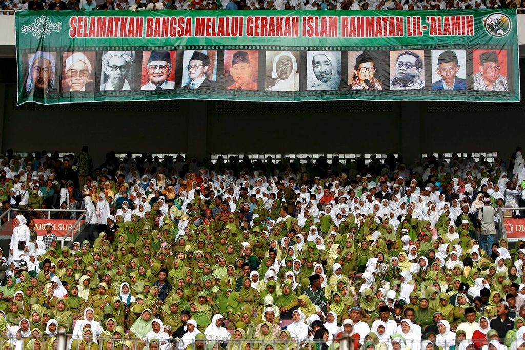 Ribuan warga Nahdliyin memenuhi Stadion Utama Gelora Bung Karno, Jakarta saat mengikuti acara puncak peringatan hari lahir Nahdlatul Ulama ke-82, Minggu (3/2/2008). Acara tersebut dihadiri juga oleh presiden dan wakil presiden RI. 