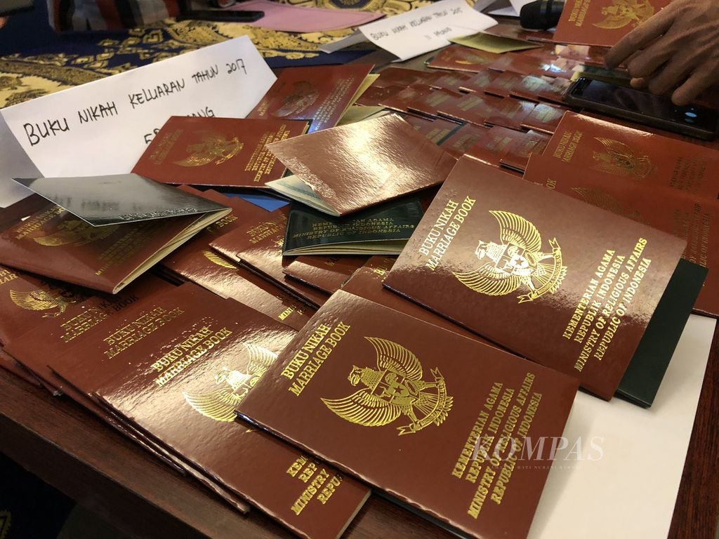 Barang bukti berupa buku nikah yang diduga dipalsukan.