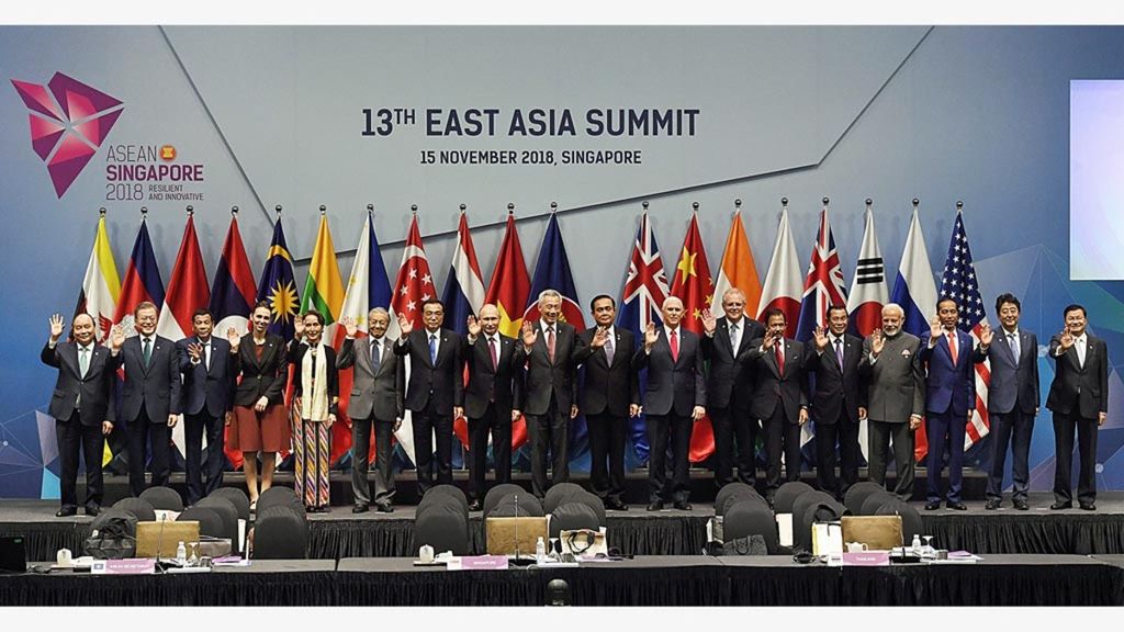 Para pemimpin negara-negara anggota ASEAN dan negara-negara mitra dialog berfoto bersama sebelum pertemuan puncak Asia Timur (EAS) dalam rangkaian Konferensi Tingkat Tinggi Ke-33 ASEAN di Singapura, Kamis (15/11/2018). 
