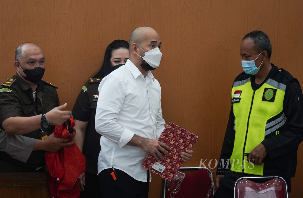 Terdakwa sekaligus bekas Kasubbagriksa Baggak Etika Rowabprof Divisi Propam Polri AKBP Baiquni Wibowo menjelang mengikuti sidang terkait kasus penghalangan penyidikan pembunuhan Brigadir Nofriansyah Yosua Hutabarat di Pengadilan Negeri Kelas I Jakarta Selatan, Jakarta, Rabu (19/10/2022). 
