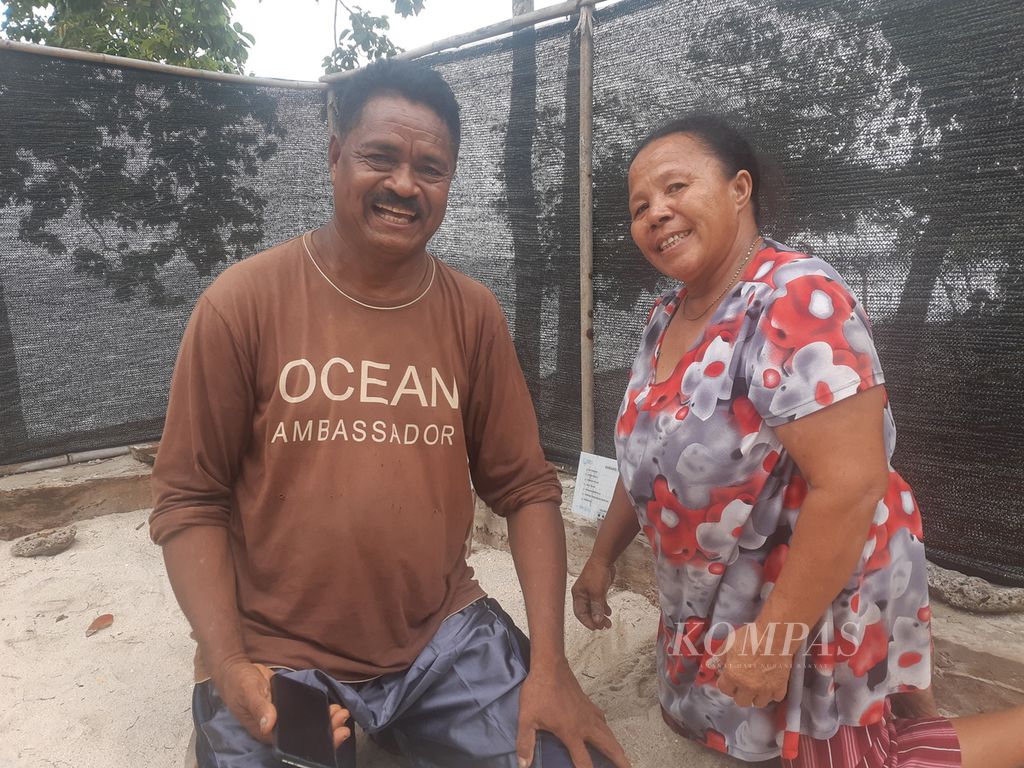 Wilhelmus Wokadewa Melur dan istrinya, Theresia Solid Weran, di lokasi penetasan tukik di pesisir Pulau Solor, Kabupaten Flores Timur, Nusa Tenggara Timur, Senin (10/4/2023). 