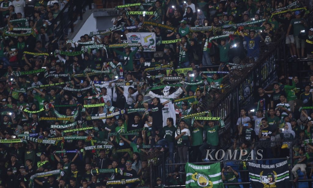 Suporter Persebaya Surabaya saat peresmian Shopee Liga 1 2020 di Stadion Gelora Bung Tomo, Surabaya, Jawa Timur, Sabtu (29/2/2020). Shopee Liga 1 2020 diikuti oleh 18 tim.