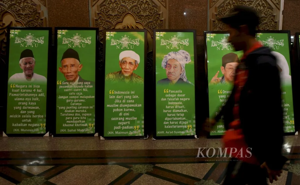 Gambar tokoh-tokoh Nahdlatul Ulama menghiasi Kantor Pengurus Besar NU, Jakarta, Selasa (6/8/2019). 