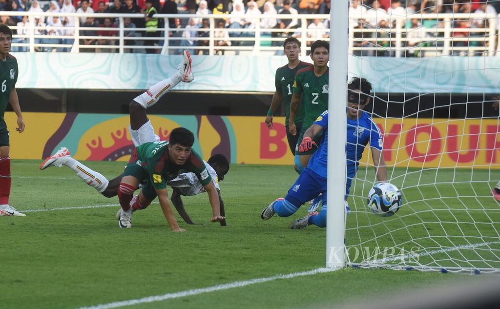 Pemain Meksiko menyaksikan gol yang diciptakan oleh pemain Mali, Ange Martial Tia, dalam laga babak 16 besar Piala Dunia U-17 2023 di Stadion Gelora Bung Tomo, Surabaya, Selasa (21/11/2023). Mali melaju ke babak selanjutnya dengan mengalahkan Meksiko 5-0. 