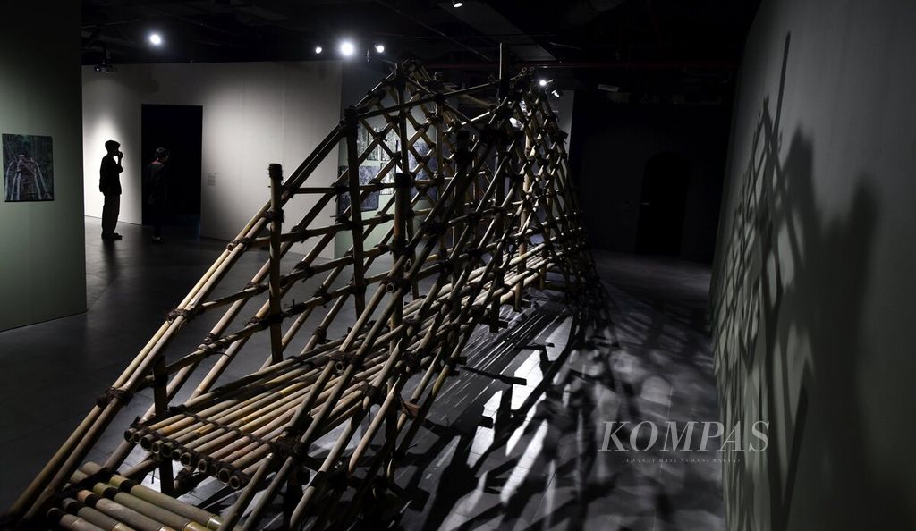 Arsitek Yori Antar menampilkan karya berjudul "Diajar Ti Urang Badui" dalam pameran seni kontemporer Artina #2 di galeri Gedung Sarinah, Thamrin, Jakarta Pusat, Kamis (16/3/2023).