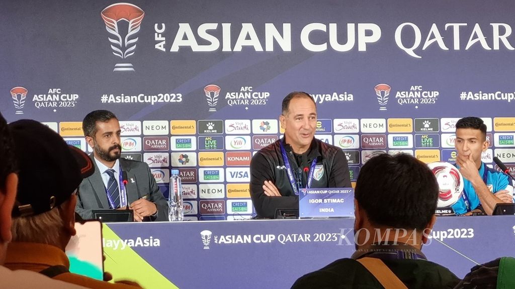 Pelatih India Igor Stimac (tengah) menjawab pertanyaan media tentang peluang timnya menghadapi Australia pada konferensi pers jelang laga, Jumat (12/1/2024), di Doha, Qatar. India berjanji tampil dengan sepak bola positif.