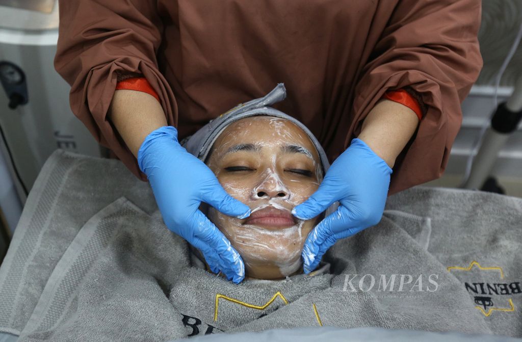 Perawatan wajah klien di klinik kecantikan kulit Bening's Clinic di Kelapa Gading, Jakarta Utara, Kamis (20/1/2022). 