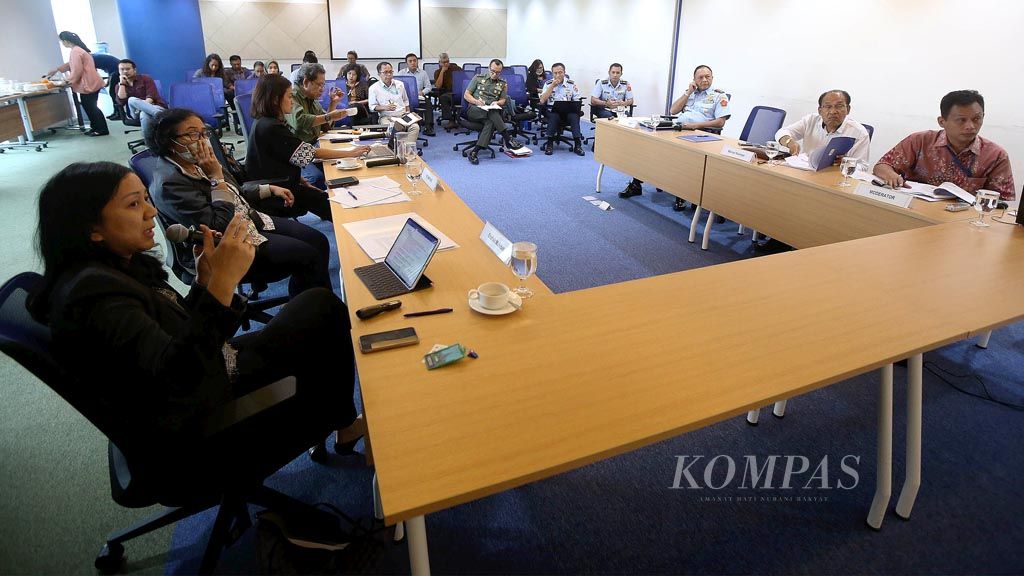 https://assetd.kompas.id/EsmKW92mPWvShLHomzN8QoN7DPI=/1024x576/filters:watermark(https://cdn-content.kompas.id/umum/kompas_main_logo.png,-16p,-13p,0)/https%3A%2F%2Fkompas.id%2Fwp-content%2Fuploads%2F2020%2F02%2F20200212_ENGLISH-DISKUSI-KOMPAS_B_web_1581518822.jpg