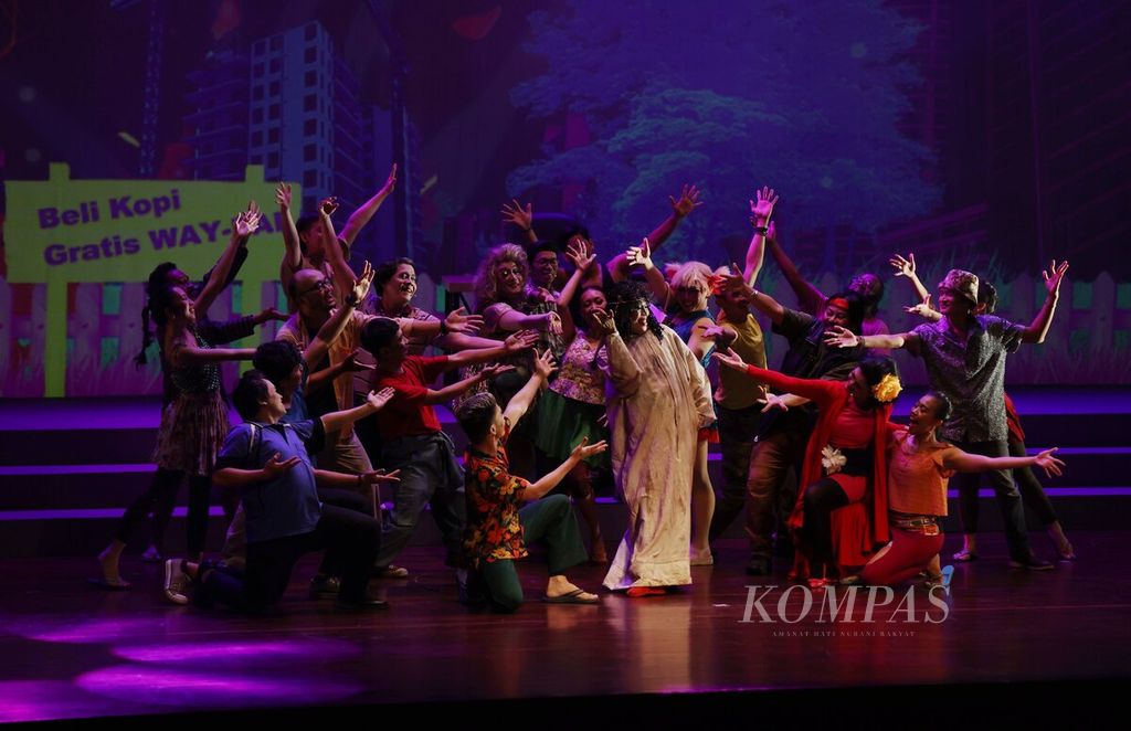 Pementasan ke-39 Indonesia Kita yang mengusung lakon "Julini Tak Pernah Mati" di Teater Besar, Taman Ismail Marzuki, Jakarta, Jumat (16/6/2023). Pementasan "Julini Tak Pernah Mati" digelar untuk mengenang pendiri Teater Koma, Nano Riantiarno, yang berpulang pada Januari 2023. 