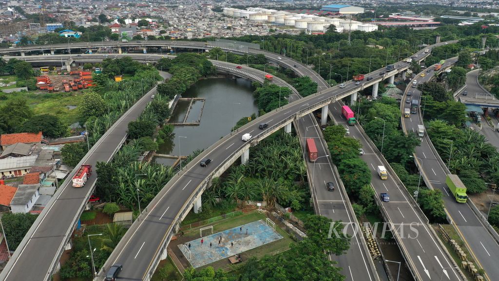 Foto udara anak-anak bermain bola di ruang publik terpadu ramah anak (RPTRA) Sungai Bambu yang berada di kolong tol pelabuhan di Kelurahan Sungai Bambu, Tanjung Priok, Jakarta Utara, Senin (27/2/2023). 