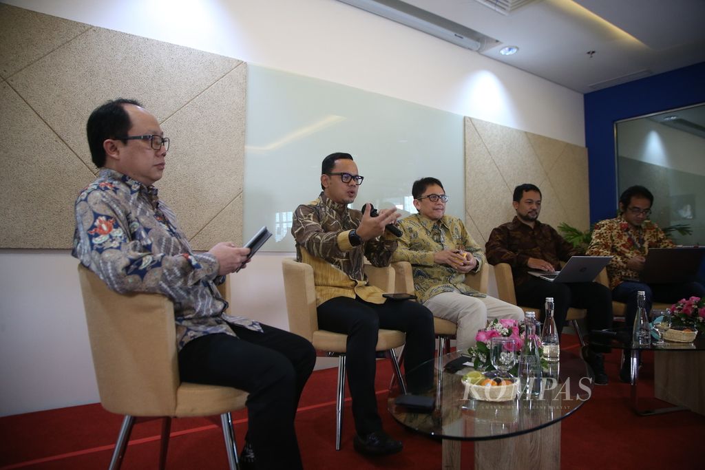 Wali Kota Bogor yang juga Ketua Dewan Pengurus Asosiasi Pemerintah Kota Seluruh Indonesia (Apeksi) Bima Arya (dua dari kiri) bersama Direktur Dana Transfer Umum Direktorat Jenderal Perimbangan Keuangan Kementerian Keuangan Astera Primanto Bhakti (tengah) didampingi Pemimpin Redaksi Kompas Sutta Dharmasaputra (kiri), peneliti Litbang Kompas Mahatma Chrysna (dua dari kanan), dan Wakil Redaktur Pelaksana Kompas Haryo Damardono menjadi pembicara dalam diskusi Kompas Collaboration Forum-City Leaders Community APEKSInergi #2 di Menara Kompas, Jakarta, Jumat (10/6/2022). H 