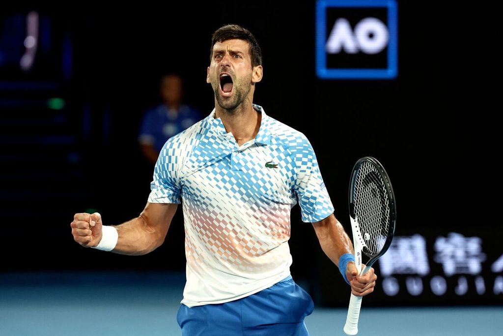 Petenis Serbia, Novak Djokovic, meluapkan emosi setelah meraih poin melawan Andrey Rublev (Rusia) pada laga perempat final tunggal putra Grand Slam Australia Terbuka di Melbourne Park, Melbourne, Australia, Rabu (25/1/2023). Djokoiv lolos ke semifinal untuk menghadapi petenis Amerika Serikat, Tommy Paul.