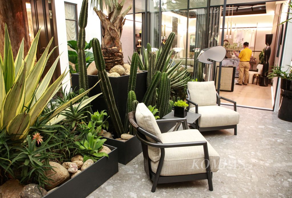 Set teras yang dipadukan dengan taman dalam pameran desain interior TCOI Chapter V yang berlangsung di Senayan City, Jakarta Pusat, Selasa (20/9/2022). 