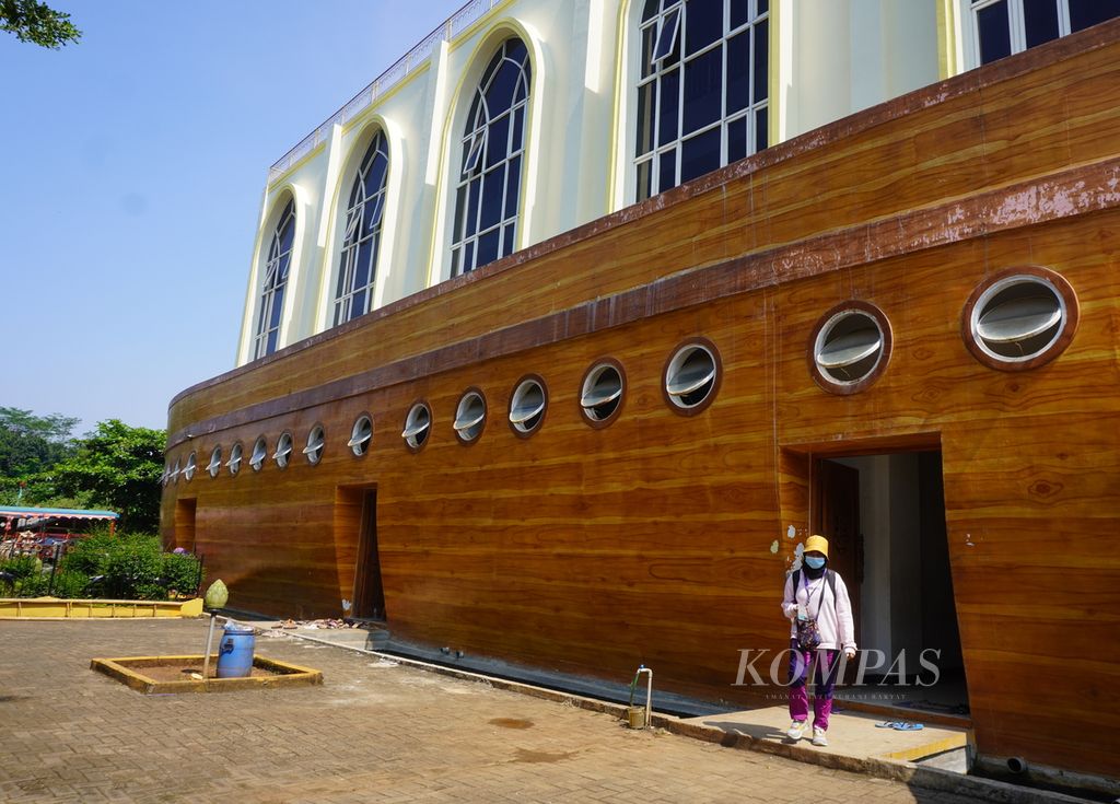 Pengunjung keluar dari Masjid Safinatun Najah, Kelurahan Podorejo, Kecamatan Ngaliyan, Kota Semarang, Jawa Tengah, Sabtu (2/4/2022). Masjid yang berarsitektur unik itu didirikan karena pemiliknya terinspirasi oleh kapal penyelamat milik Nabi Nuh. Sejak dibangun pada 2015, masjid itu ramai didatangi pengunjung dari banyak daerah, terutama menjelang Ramadhan dan Idul Fitri.