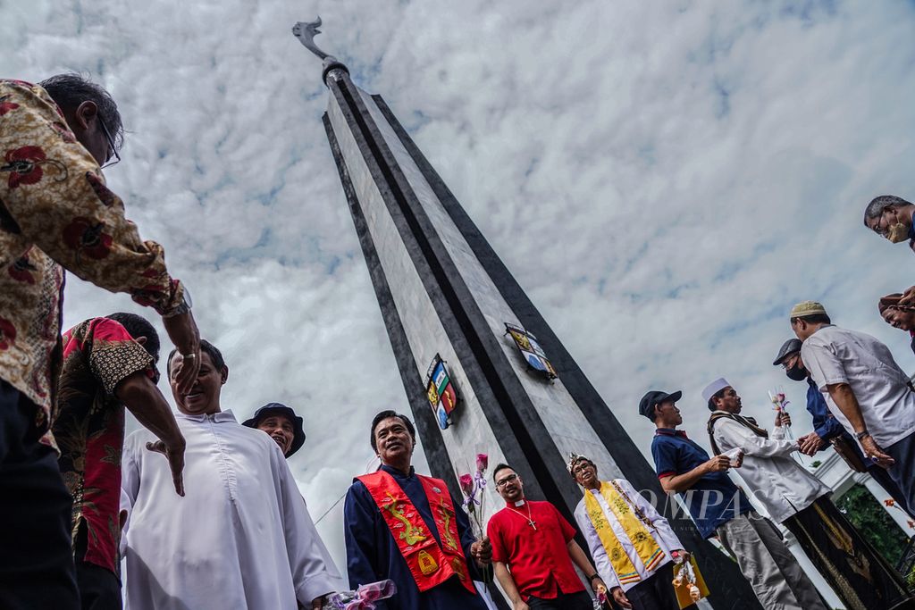 Sejumlah elemen masyarakat dari lintas agama menyapa para tokoh pemuka agama yang hadir perayaan Hari Toleransi Internasional di Tugu Kujang, Kota Bogor, Jawa Barat, Rabu (16/11/2022). 
