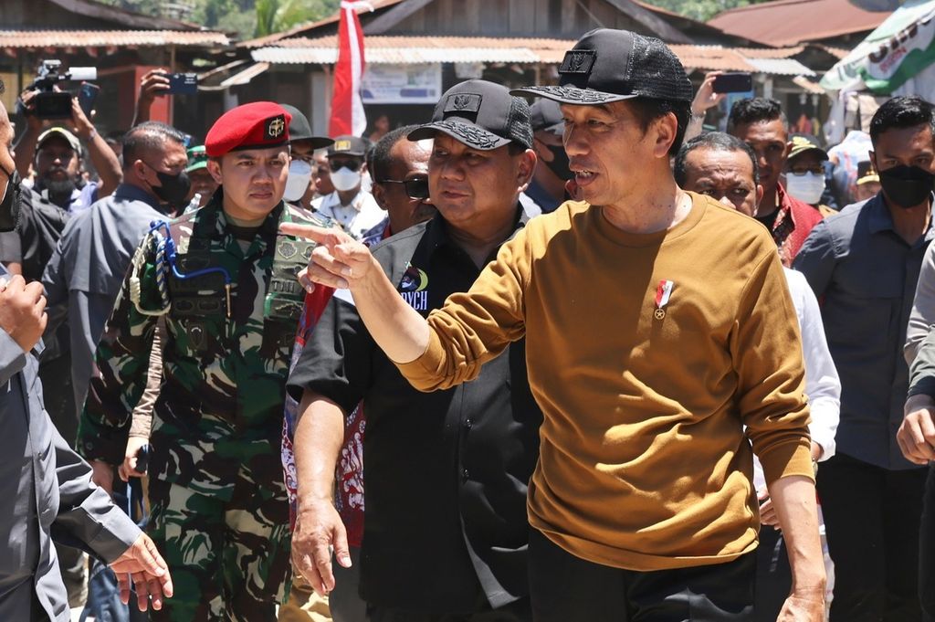 Presiden Joko Widodo dan Menteri Pertahanan Prabowo Subianto berkunjung bersama ke Pasar Youtefa, Distrik Abepura, Jayapura, Papua, Selasa (21/3/2023).