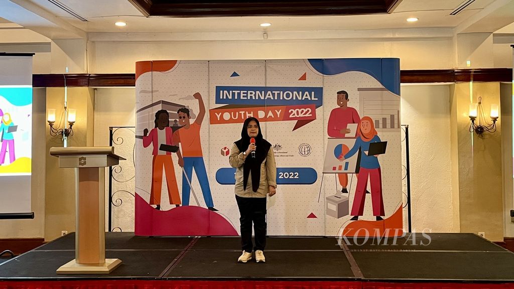 Anggota Bawaslu, Lolly Suhenti, saat membuka diskusi bertajuk ”Partisipasi Anak Muda dalam Pemantauan Pemilu dan Pemilihan Serentak 2024” di Jakarta, Jumat (12/8/2022).
