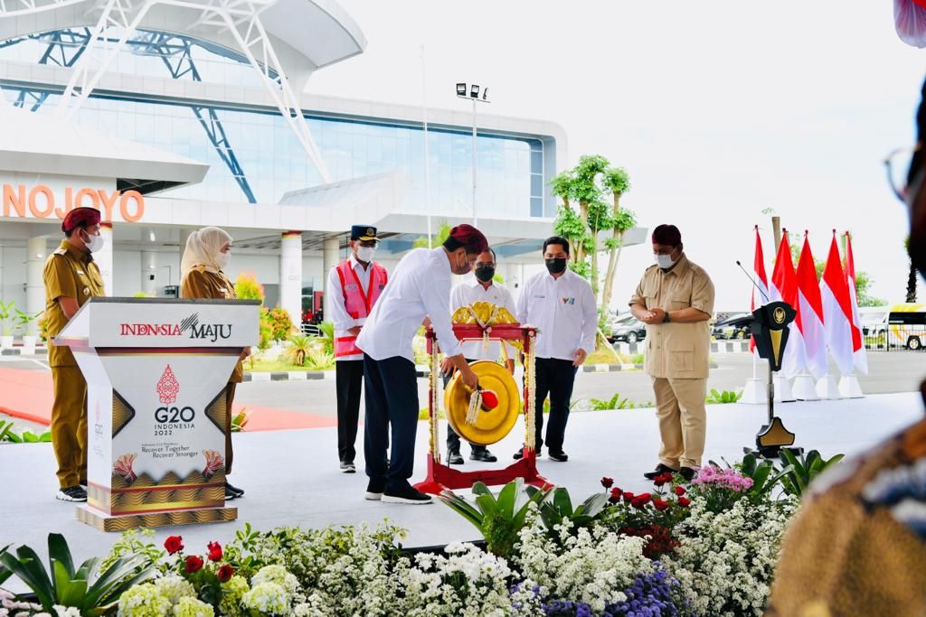 Sebagai tanda peresmian Bandar Udara Trunojoyo, Sumenep, Madura, Jawa Timur,  Rabu (20/4/2022), Presiden Joko Widodo memukul gong. 