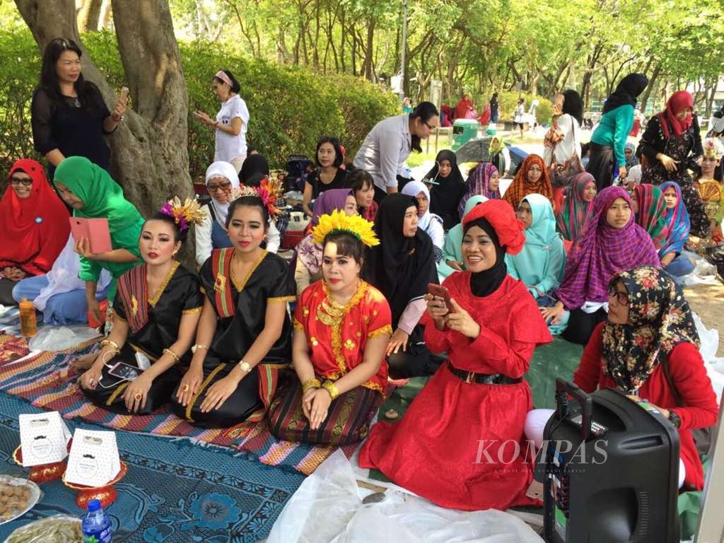 Migrant workers from the islands of Lombok and Sumbawa, West Nusa Tenggara, spend their free time working on Saturdays and Sundays at Taman Victoria Park, Hong Kong..