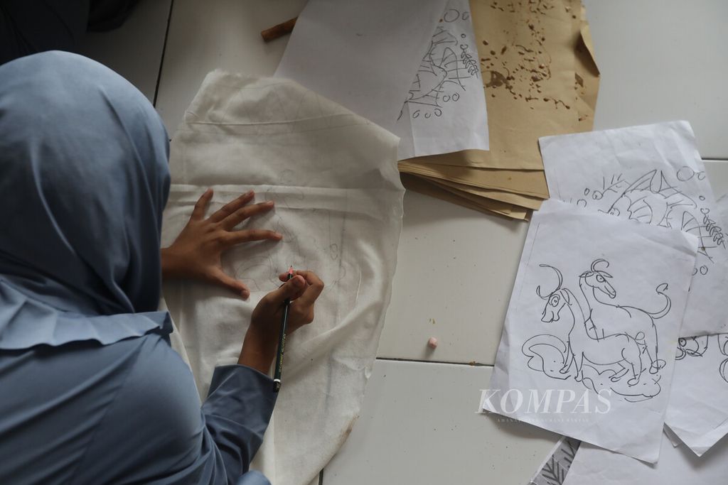 Warga binaan Panti Sosial Perlindungan Bhakti Asih, Kebon Kosong, Jakarta Pusat, membuat motif saat mengikuti pelatihan membatik, Senin (10/10/2022). Panti ini menampung sekitar 100 perempuan korban kekerasan dalam rumah tangga. 