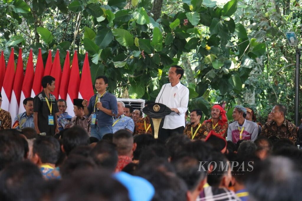 Presiden Joko Widodo berdialog dengan dua warga penerima lahan reforma agraria. Kamis (5/9/2019), di Taman Digulis Pontianak, pemerintah menyerahkan lahan dari tanah objek reforma agraria (TORA) seluas lebih dari 19.000 ha kepada 760 penerima di Kalimantan. 