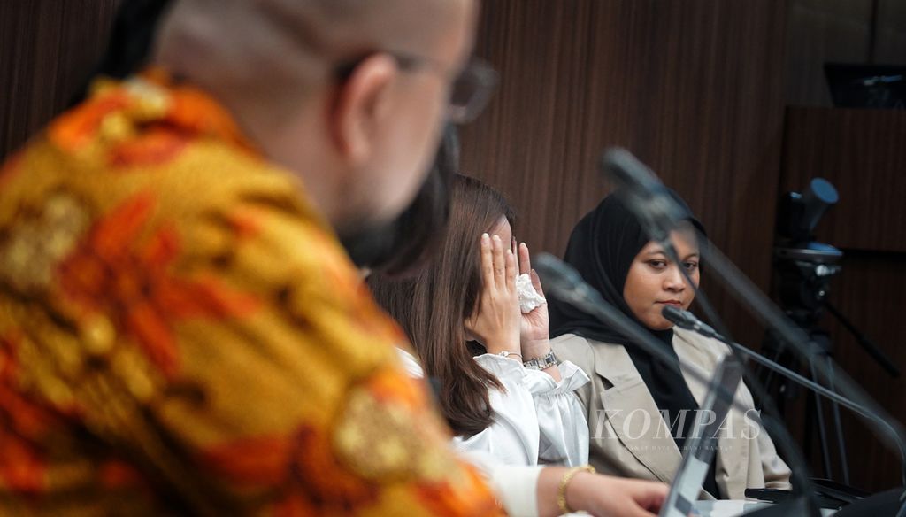 Tangis haru pelapor, CAT (tengah), saat Ketua Dewan Kehormatan Penyelenggara Pemilu Heddy Lugito membacakan dan mengetuk palu memberhentikan secara tetap Ketua KPU Hasyim Asy’ari dan keanggotaannya dalam KPU pada Sidang Putusan Etik Dugaan Tindak Asusila Ketua KPU RI di Jakarta, Rabu (3/7/2024).