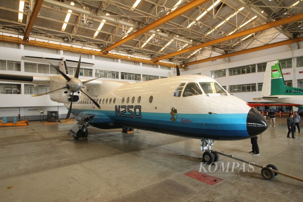 Pesawat N-250 karya Presiden ketiga Republik Indonesia Bacharuddin Jusuf Habibie disimpan di hanggar PT Dirgantara Indonesia, Kota Bandung, Jawa Barat, Kamis (12/9/2019). Habibie wafat di Rumah Sakit Pusat Angkatan Darat Gatot Subroto, Jakarta, Rabu (11/9) pukul 18.05.