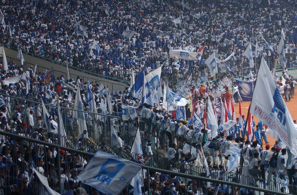 Kampanye-Puluhan ribu simpatisan Partai Amanat Nasional (PAN) dalam kampanye terbuka memenuhi lapangan Stadion Utama Gelora Bung Karno, Senayan, Jakarta, Senin (29/3/2004). Ketua Umum PAN Amien Rais hadir dan memberikan orasi politiknya.