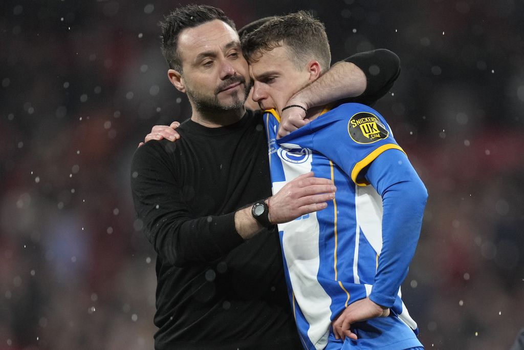 Manajer Brighton and Hove Albion Roberto De Zerbi (kiri) menenangkan Solly March yang gagal mencetak gol pada adu penalti di akhir semifinal Piala FA antara Brighton dan Manchester United di Stadion Wembley, London, 23 April 2023. Kedua klub akan kembali bertemu pada laga Liga Inggris di Brighton, Jumat (5/5/2023) dini hari WIB.