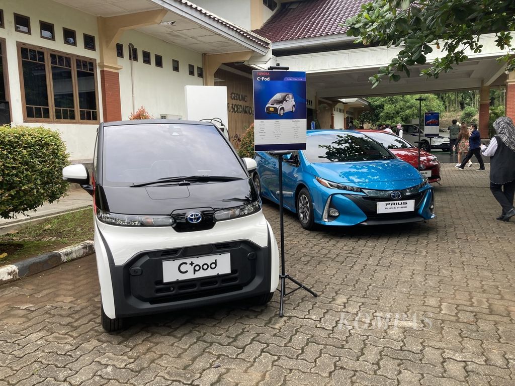 Mobil listrik produksi Toyota dipamerkan di Gedung Prof Soedarto SH di kompleks kampus Universitas Diponegoro, Tembalang, Kota Semarang, Jawa Tengah, dalam rangkaian seminar "100 Years of Indonesia Automotive Industry, Realizing Indonesia Net-Zero Emission", Rabu (25/5/2022).