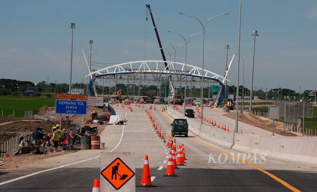 Kendaraan melintasi Gerbang Tol Demak yang menghubungkan Sayung-Demak saat uji coba di Kecamatan Kadilangu, Kabupaten Demak, Jawa Tengah, Senin (21/11/2022). 