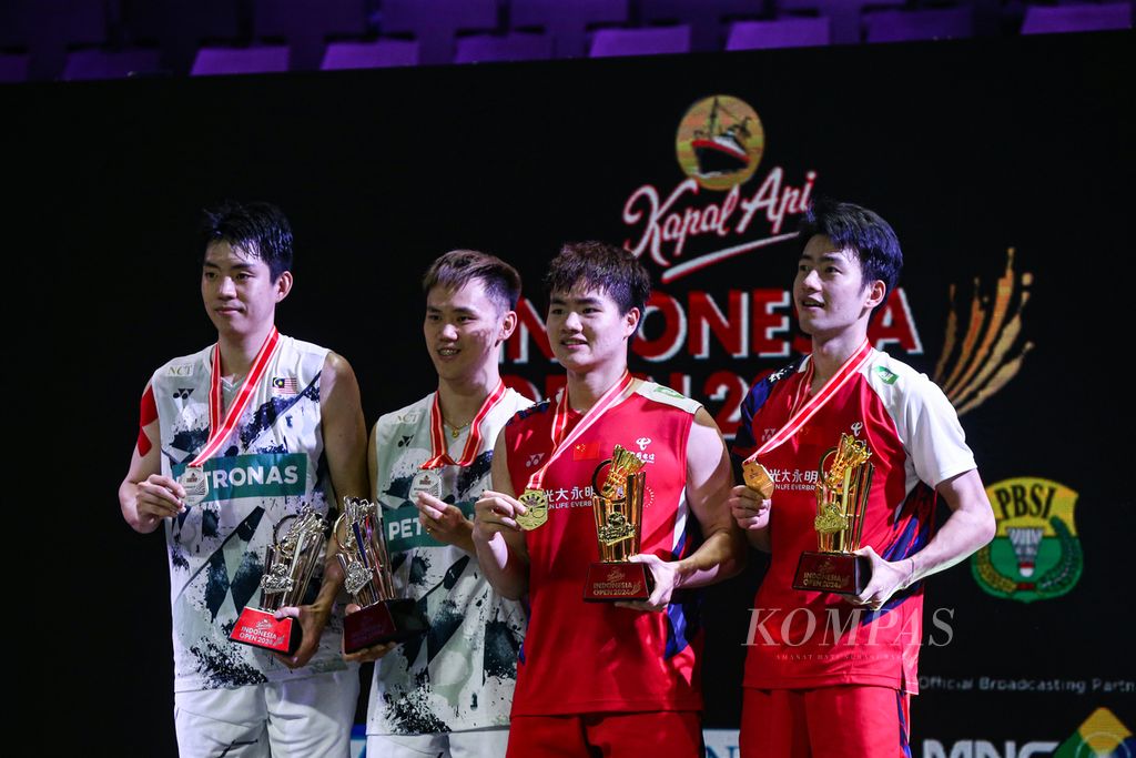 Pebulu tangkis ganda putra China, Liang Wei Keng/Wang Chang (kanan), menyempurnakan kemenangan China pada laga final turnamen bulu tangkis Kapal Api Indonesia Terbuka 2024 di Istora Gelora Bung Karno, Jakarta, Minggu (9/6/2024).
