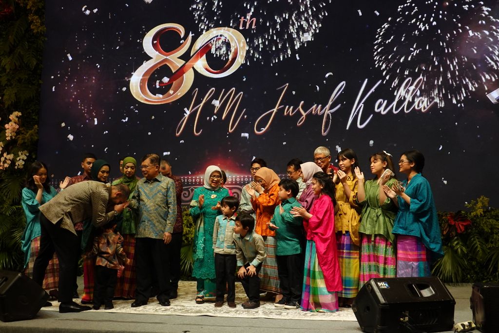 Keluarga Jusuf Kalla yang hadir di acara syukuran 80 tahun sekaligus peluncuran buku <i>Jusuf Kalla di Balik Beragam Isu</i> di Gedung Tribrata, Jakarta Selatan, Rabu (25/5/2022).