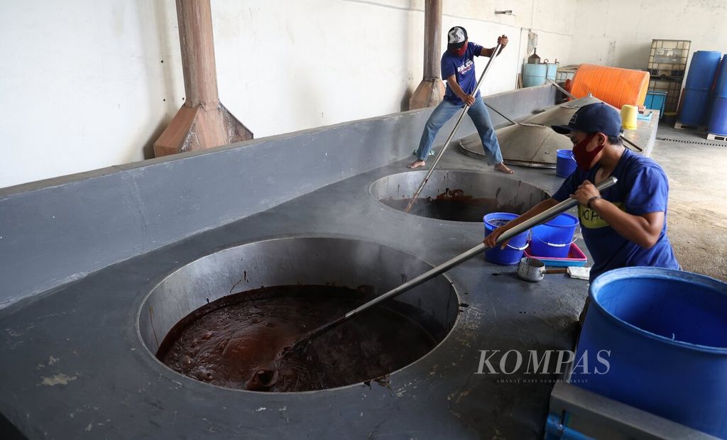 Pekerja memasak gula aren sebagai bagian dari proses produksi kecap manis dengan jenama Kecap Cap Sapi di pabrik kecap Karya Gemilang yang berada di Jalan Holis, Kota Bandung, Jawa Barat, Rabu (14/6/2023). Kecap Cap Sapi merupakan salah satu produk kecap lokal Bandung yang mulai dirintis sejak tahun 1938 dan masih tetap bertahan hingga saat ini. 