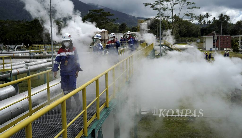 Pembangkit Listrik Tenaga Panas Bumi (PLTP) Lahendong Unit 5 dan 6 kawasan Tompaso, Tomohon, Sulawesi Utara, Senin (25/4/2022). PLTP yang dikelola PT Pertamina Geothermal Energy ini mampu memproduksi listrik sebesar 40 megawatt untuk memasok kebutuhan listrik di Sulawesi Utara dan Gorontalo.