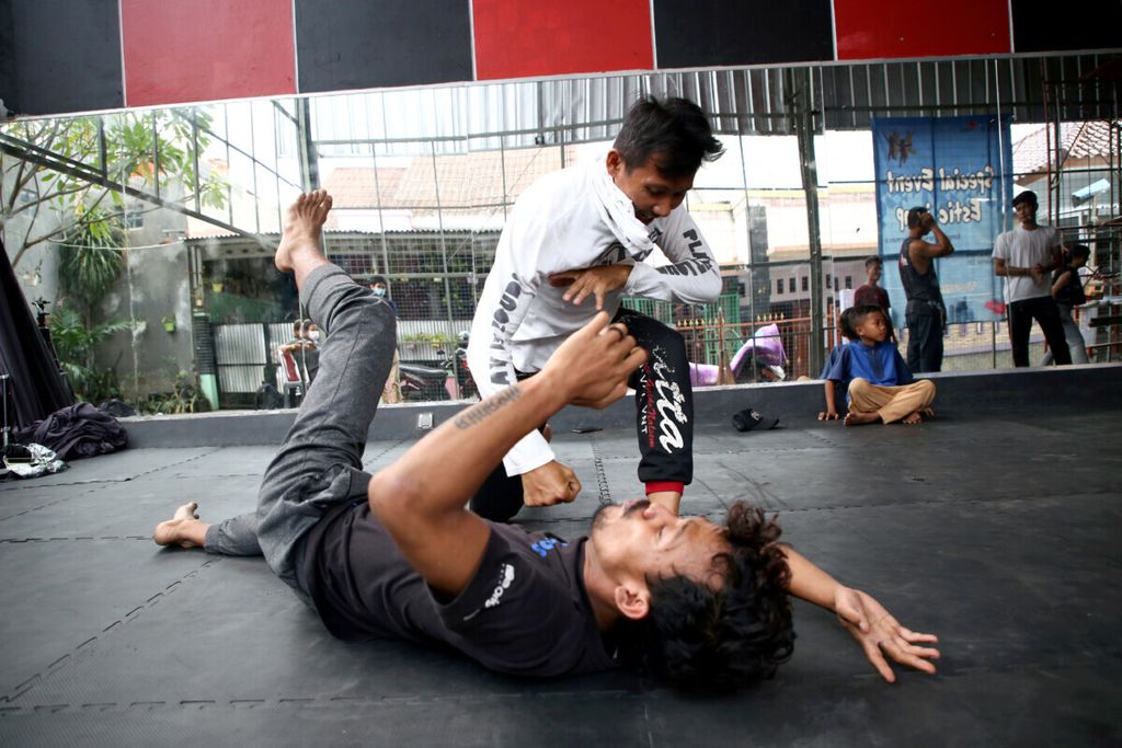 Muhammad Yazid (atas) berlatih aksi bela diri untuk film laga di Studio Piranha Stunt Indonesia di Depok, Jawa Barat, Jumat (26/3/2021). Muhammad Yazid adalah salah seorang pendiri Piranha Stunt Indonesia. Pandemi Covid-19 yang memukul industri film di tanah air berdampak pada para aktor pemeran figuran dan pengganti. 