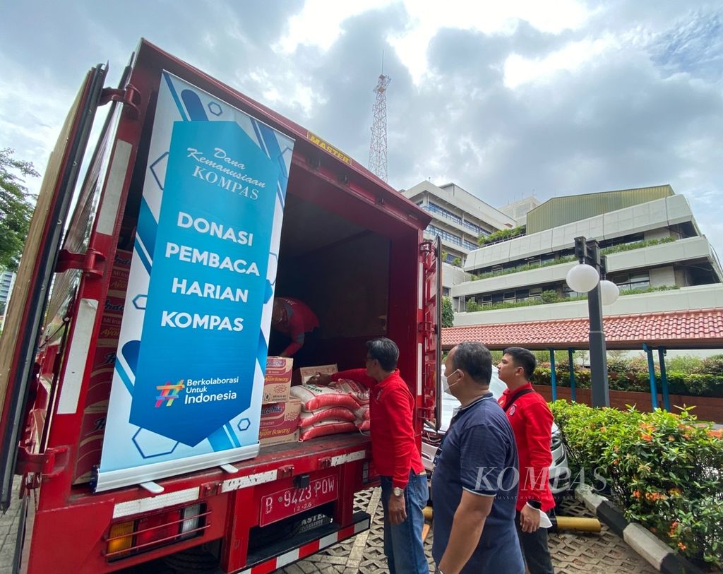 Bantuan dari pembaca <i>Kompas</i> disiapkan di halaman Gedung Kompas Gramedia, Jakarta Pusat, Senin (23/1/2023). Bantuan berupa beras, daging beku, dan minyak goreng itu didistribusikan Yayasan Dana Kemanusiaan Kompas bersama Kementerian Sosial untuk penyintas bencana Cianjur, Jawa Barat.