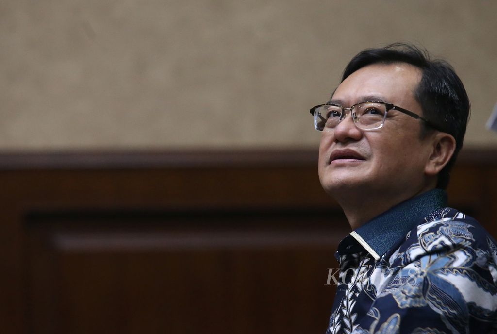 Terdakwa kasus korupsi PT Asabri, Benny Tjokrosaputro, menjalani sidang di Pengadilan Tindak Pidana Korupsi, Jakarta, 19 April 2022. 