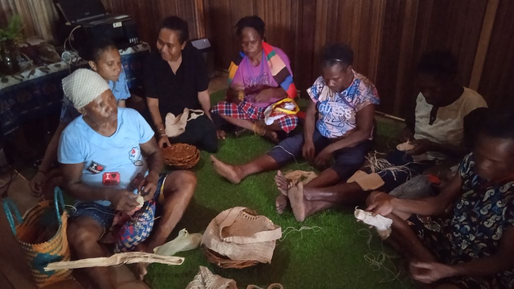 Kegiatan pemberdayaan Kelompok Perempuan Adat Ingger Wewal di Sekolah Lapang Kire-Kire Syal Gwibin Gol untuk Kelompok Perempuan Adat Ingger Wewal di Kampung Sawesuma, Kabupaten Jayapura, Papua, Jumat (15/7/2022).