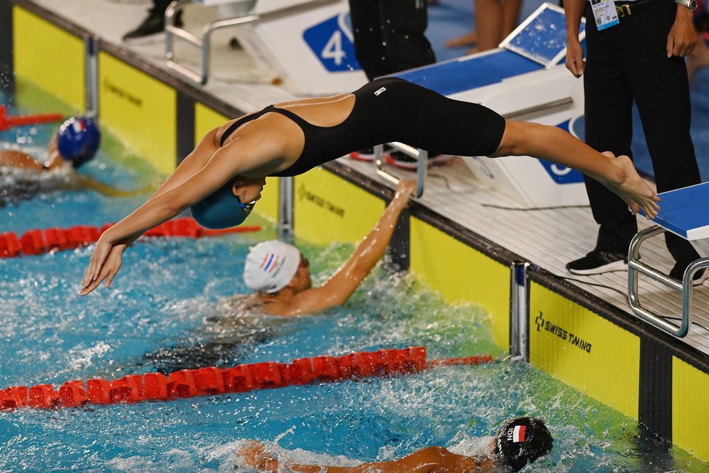 Perenang Indonesia, Angel Gabriela, melompat pada pertandingan nomor estafet 4 meter x 100 meter renang gaya bebas SEA Games 2021 Vietnam di Aquatic Sport Palace, Hanoi, Vietnam, Minggu (15/5/2022). Tim Indonesia meraih medali perunggu seusai finis ketiga dengan catatan waktu 3 menit 51,57 detik. 